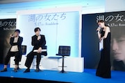 大森立嗣と福士蒼汰が撮影期間中に食事に行っていた事実を知り、驚きのあまり椅子から立ち上がった松本まりか(右)。