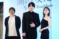 左から大森立嗣、福士蒼汰、松本まりか。