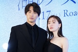 映画「湖の女たち」完成報告会の様子。左から福士蒼汰、松本まりか。