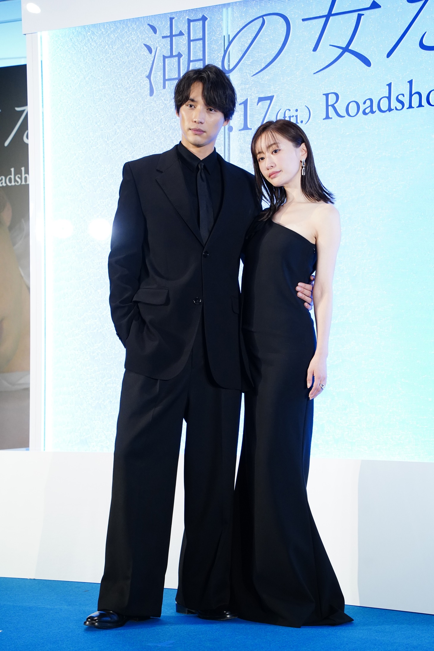 左から福士蒼汰、松本まりか。
