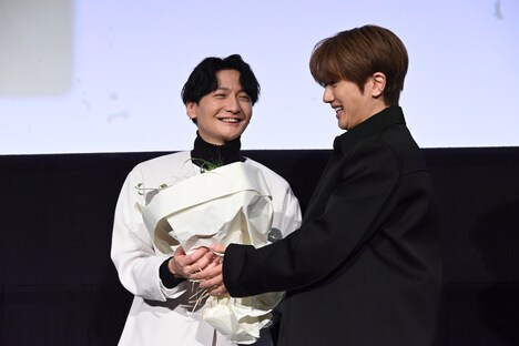 島崎信長（左）に花束を渡すNissy（右）。