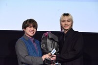 内田雄馬（左）に花束を渡すSKY-HI（右）。