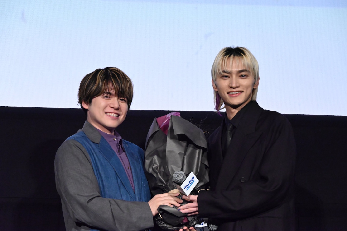 内田雄馬（左）に花束を渡すSKY-HI（右）。