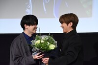 浦和希（左）に花束を渡すNissy（右）。