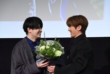 浦和希（左）に花束を渡すNissy（右）。