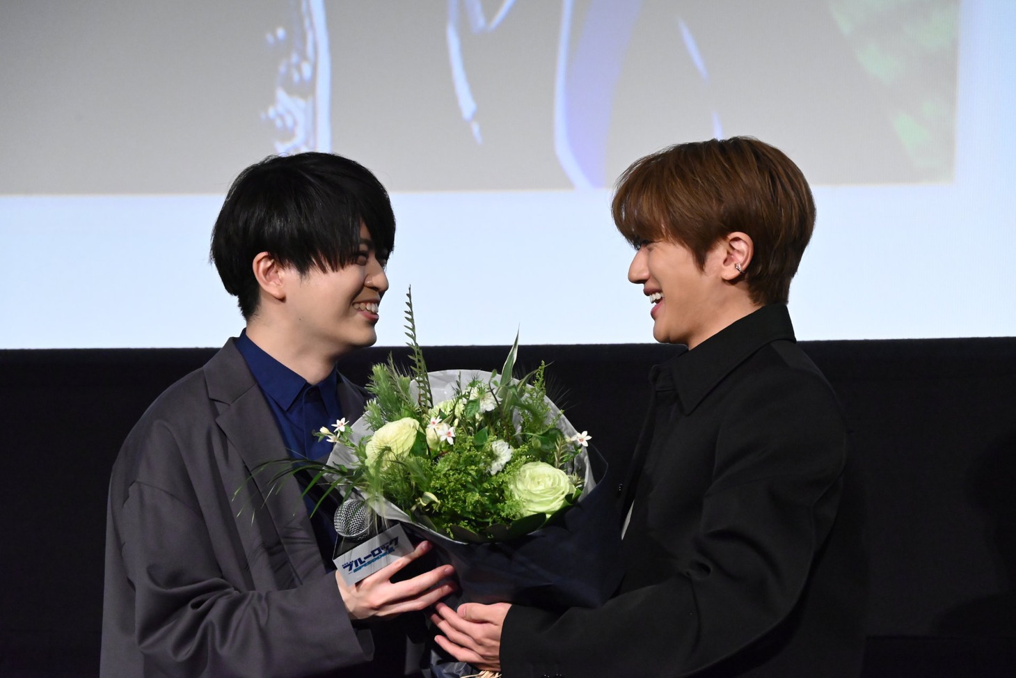 浦和希（左）に花束を渡すNissy（右）。