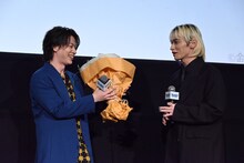 海渡翼（左）に花束を渡すSKY-HI（右）。