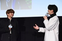 Nissy（左）に主題歌の感想を伝える島崎信長（右）。