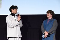 島崎信長（左）と内田雄馬（右）。