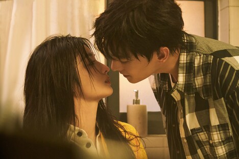 中国ドラマ「消せない初恋」より、左からワン・チューラン（王楚然）演じるシュー・チン、ヤン・ヤン（楊洋）演じるソン・イエン。