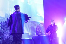 「RISE TOGETHER feat. OZworld」歌唱パフォーマンスの様子。