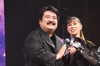 鈴木もぐら（中央）