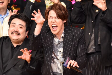 全力でゴジラポーズをする宮野真守（中央）。