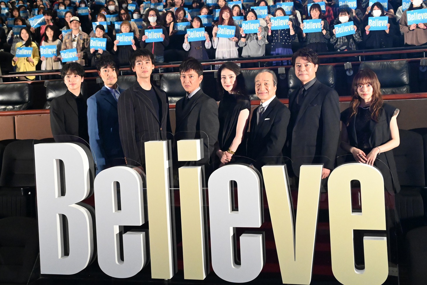 左から一ノ瀬颯、斎藤工、竹内涼真、木村拓哉、天海祐希、小日向文世、上川隆也、山本舞香。