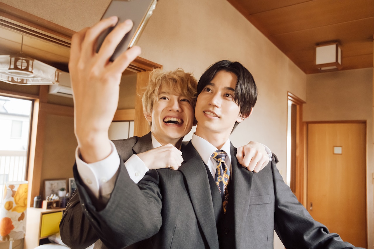 赤澤遼太郎と高橋健介が就活スーツで自撮り、映画「アキハル」続編の場面写真