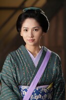 およし役の野波麻帆。