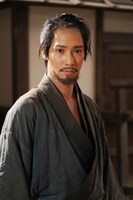 内藤安之介役の味方良介。