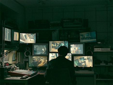 「アンダー・ユア・ベッド」場面写真