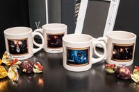 D賞のマグカップイメージ（全4種）。