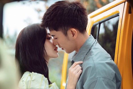 中国ドラマ「キミに恋々(れんれん)!」より、グーリーナーザー演じるソン・シンチェン(左)とシュー・カイチョン演じるスー・チンチョー(右)。