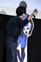 観客の「こんにちはー！」の声にマイクを向ける浦和希。