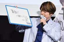 「好きなセリフは？」という問いに「最後まで一緒にいてよ」と回答する内田雄馬。