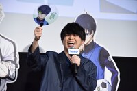 グッズのクリアうちわを高速で振る浦和希。