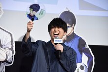 グッズのクリアうちわを高速で振る浦和希。