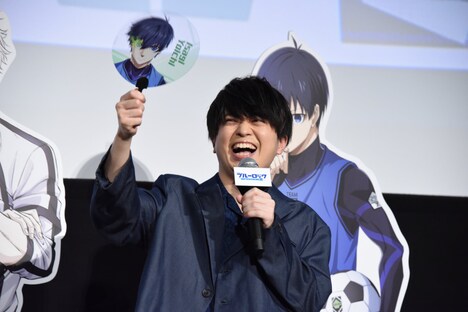 グッズのクリアうちわを高速で振る浦和希。