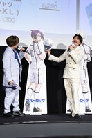 グッズのクリアうちわで遊ぶ内田雄馬（左）と島崎信長（右）。