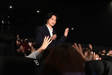 客席を通って舞台に向かう山崎賢人。