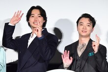左から山崎賢人、染谷将太。