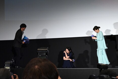 山崎貴（左）の登場に思わず崩れ落ちる佐藤嗣麻子（中央）。