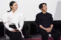 左から飯豊まりえ、高橋一生。