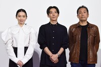 左から飯豊まりえ、高橋一生、渡辺一貴。