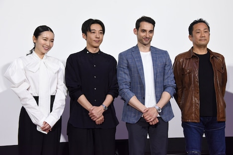 左から飯豊まりえ、高橋一生、Alfredo Chiarenza、渡辺一貴。