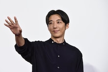 “ヘブンズ・ドアー”のポーズを披露する高橋一生。