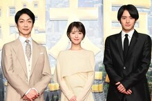 左から野村萬斎、浜辺美波、赤楚衛二。