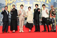 「もしも徳川家康が総理大臣になったら」製作報告会の様子。左から武内英樹、観月ありさ、野村萬斎、浜辺美波、赤楚衛二、GACKT、竹中直人。