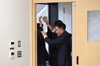 生徒とハイタッチしながら教室に入る市原隼人。