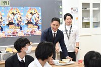 給食を持って席につく市原隼人（中央）。