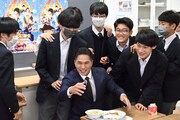 「みんな来なよ！」と生徒を呼び寄せる市原隼人（中央）。