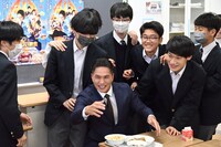 「みんな来なよ！」と生徒を呼び寄せる市原隼人（中央）。