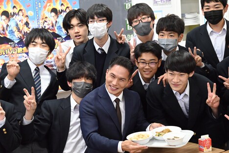 生徒と写真を撮る市原隼人。