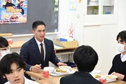 生徒と交流する市原隼人。