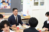 生徒と交流する市原隼人。