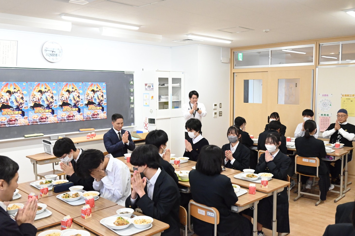 「いただきます」と手を合わせる一同。