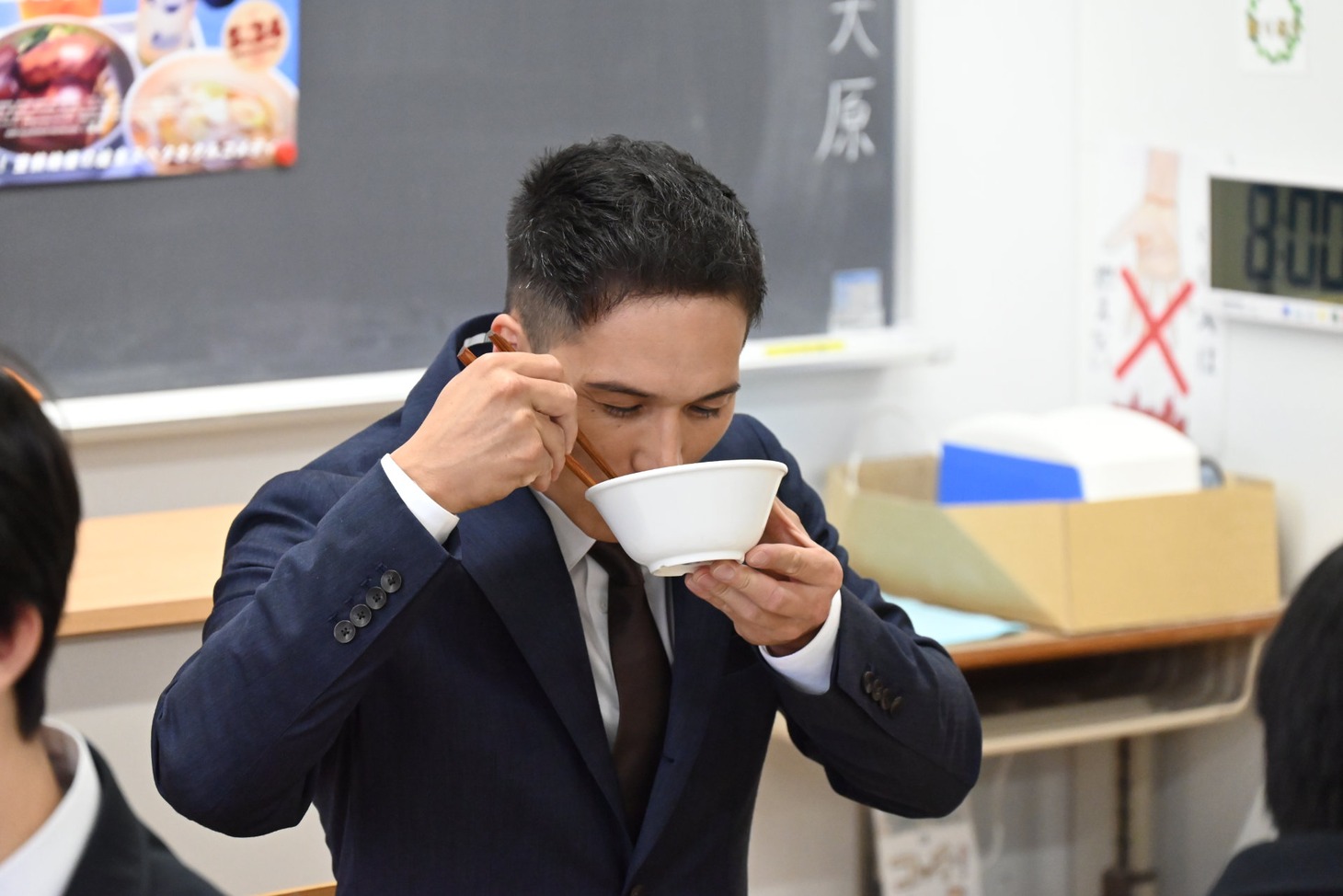 給食を食べる市原隼人。