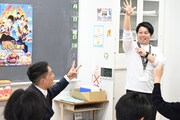 “おかわりじゃんけん”に勝利した市原隼人（左）。