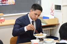 給食を食べる市原隼人。